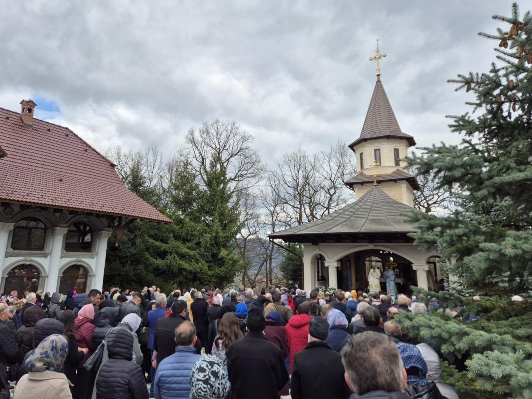 Slujire arhierească la hramul Mănăstirii „Buna Vestire” de la Pătrângeni, judeţul Alba  289882