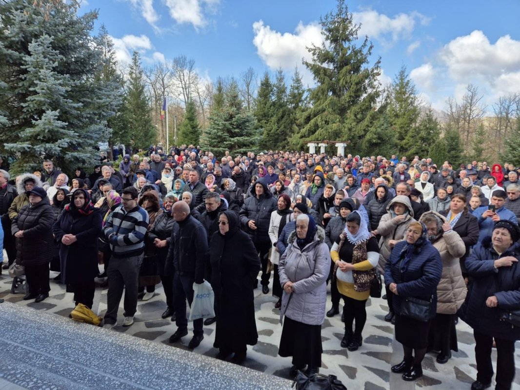 Slujire arhierească la hramul Mănăstirii „Buna Vestire” de la Pătrângeni, judeţul Alba  289883