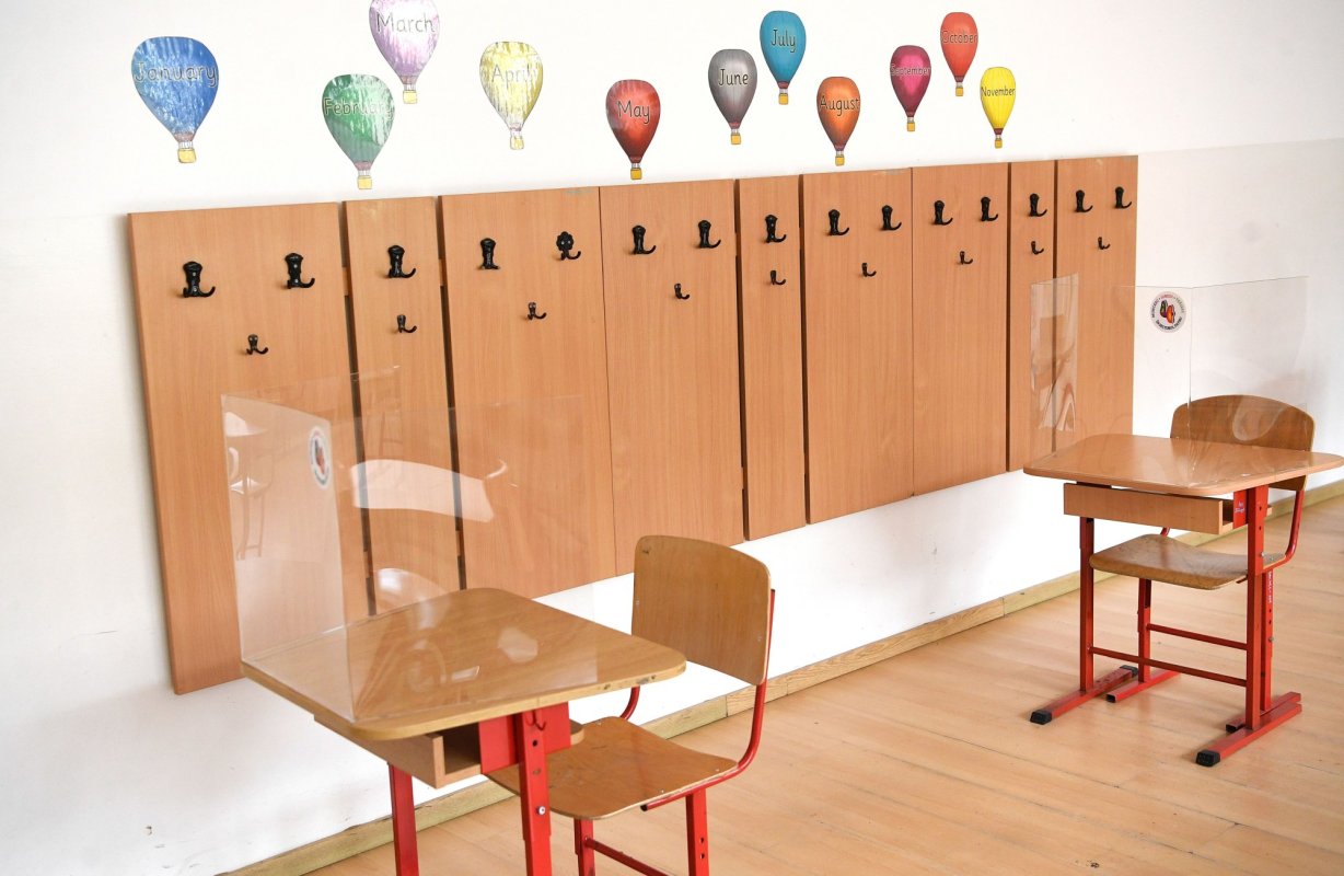 Bănci noi pentru elevii din Focșani 290019