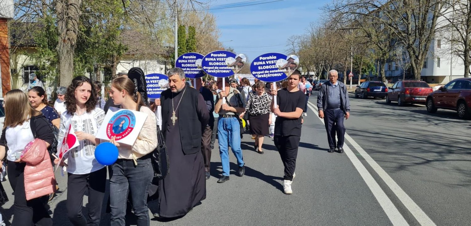 Părinți și copii pe străzile din orașul ialomițean Slobozia 290533