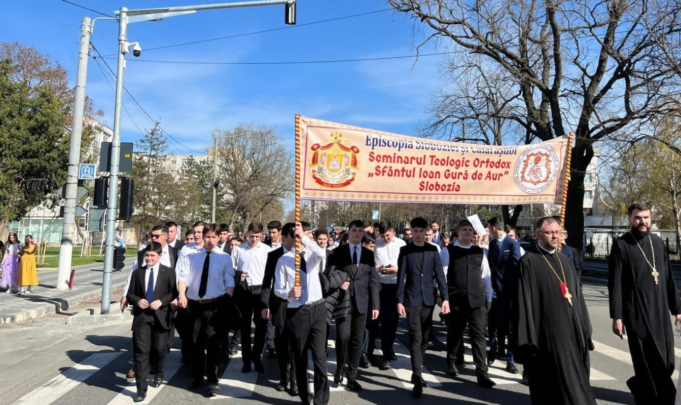 Părinți și copii pe străzile din orașul ialomițean Slobozia 290534