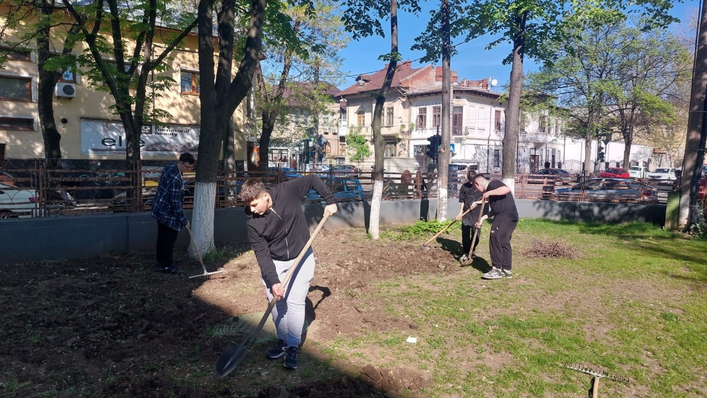 Elevii seminarului bucureștean implicați în activități ecologice 291216