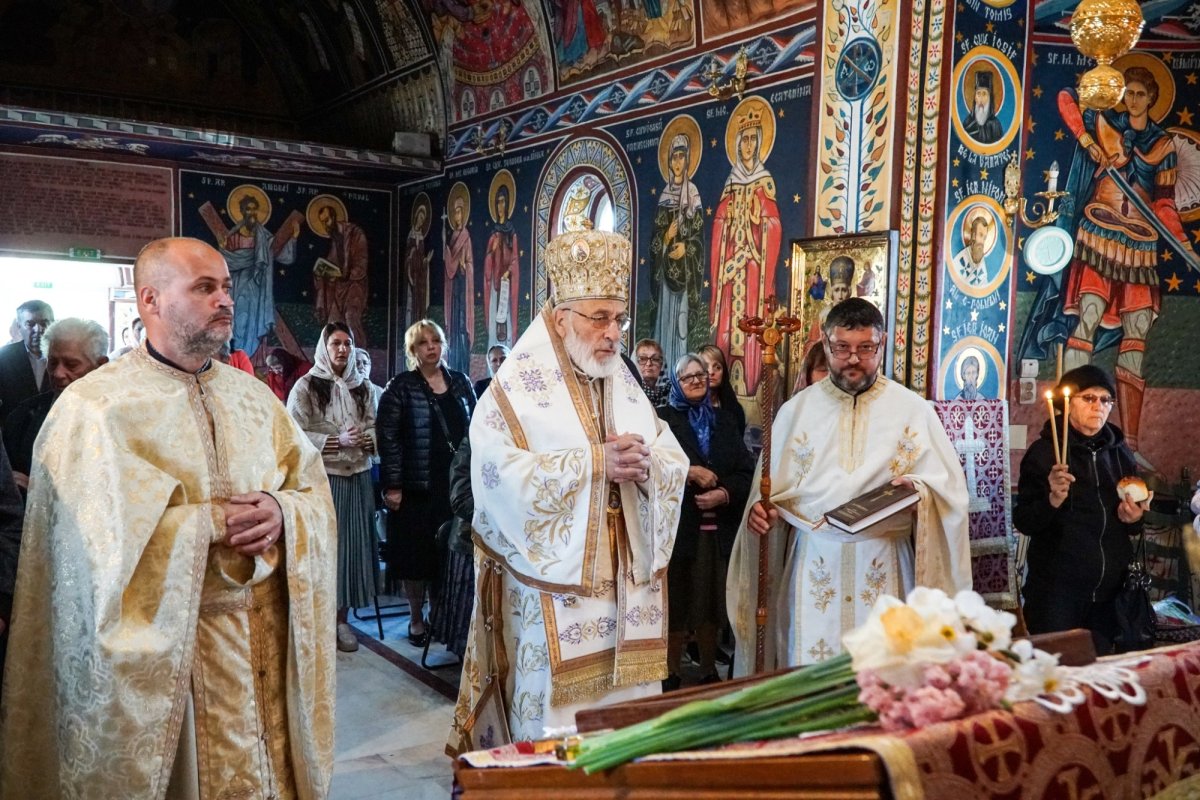 Popas de rugăciune la o biserică din Argeș  291181