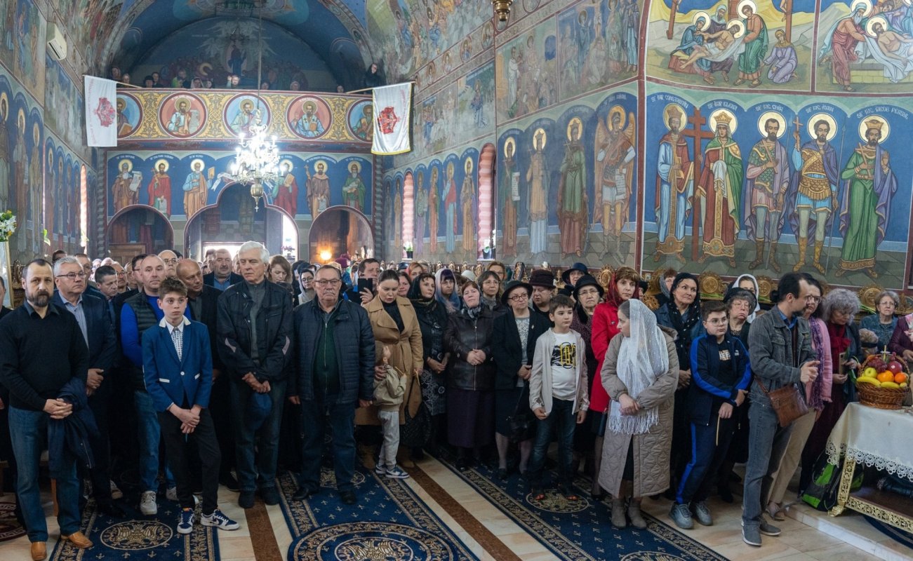 Liturghie arhierească la Parohia „Buna Vestire” din Bacău 291259