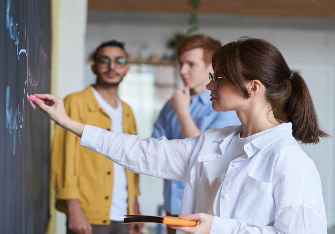 Elevii români, tot mai interesaţi de voluntariat şi de problemele sociale 291548