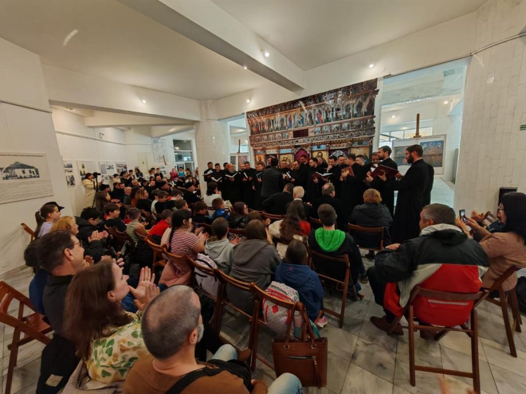 Expoziție fotodocumentară dedicată Mănăstirii Bogdana din județul Bacău 292449