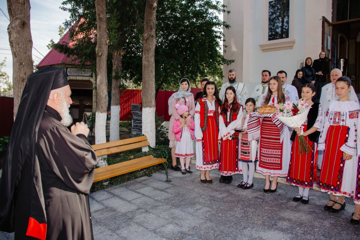 Binecuvântare arhierească în parohia tulceană Dăeni 292869