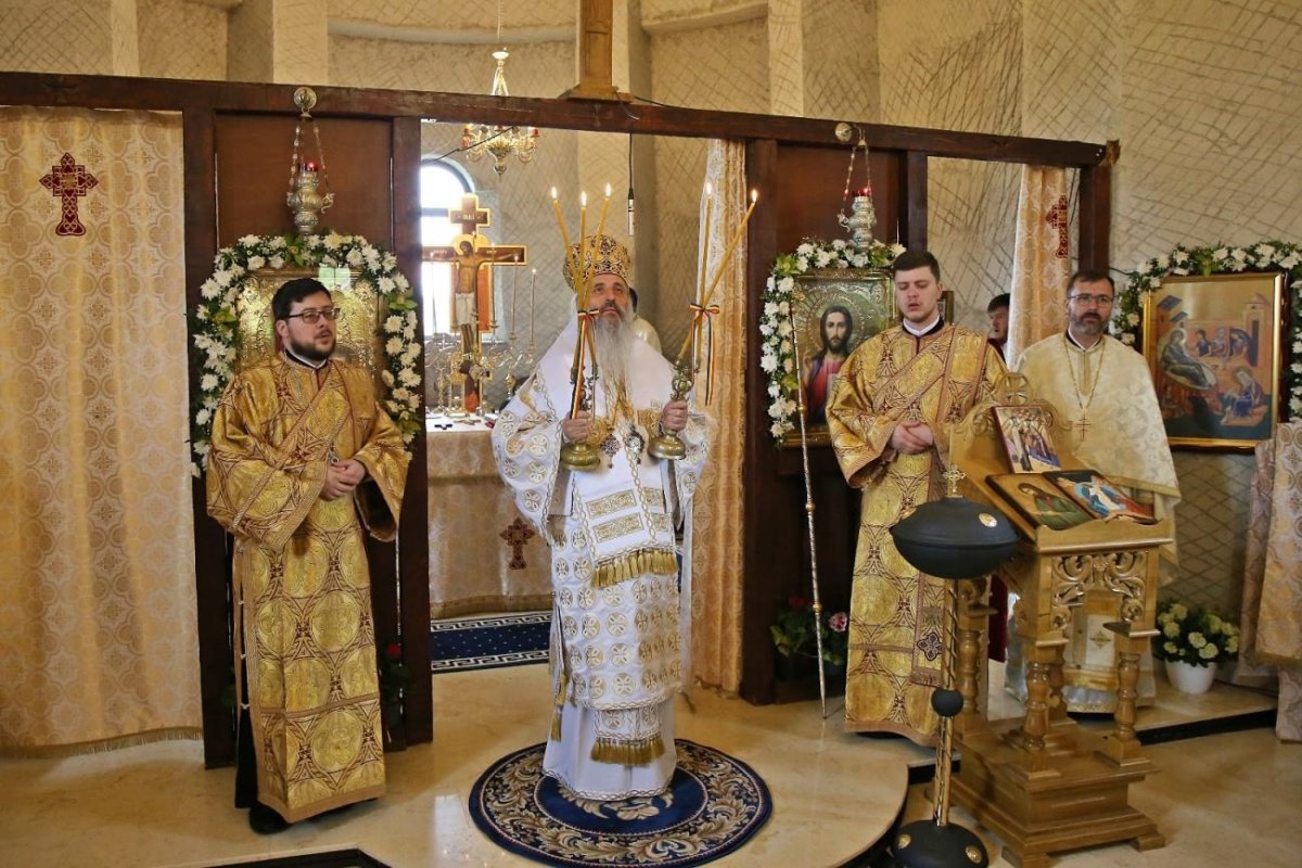 Liturghie și botez săvârșite de Mitropolitul Moldovei și Bucovinei în Parohia Curagău 292865