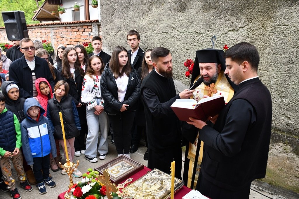 A fost sfințit așezământul de servicii sociale din Oțelu Roșu 293386