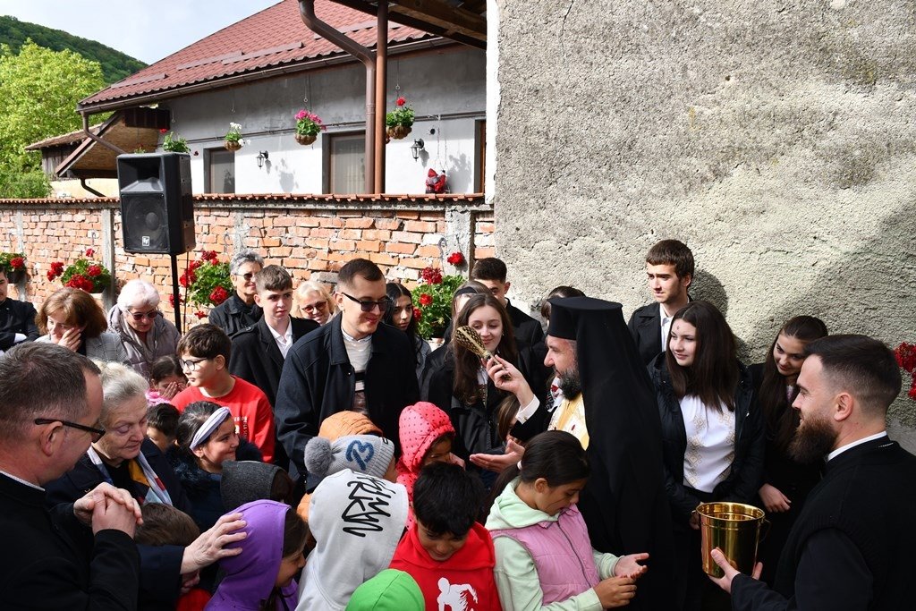 A fost sfințit așezământul de servicii sociale din Oțelu Roșu 293389