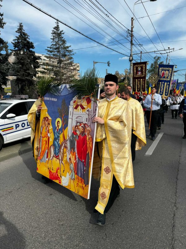 Preoţi şi credincioşi în procesiune pe străzile din Ploiești 293505