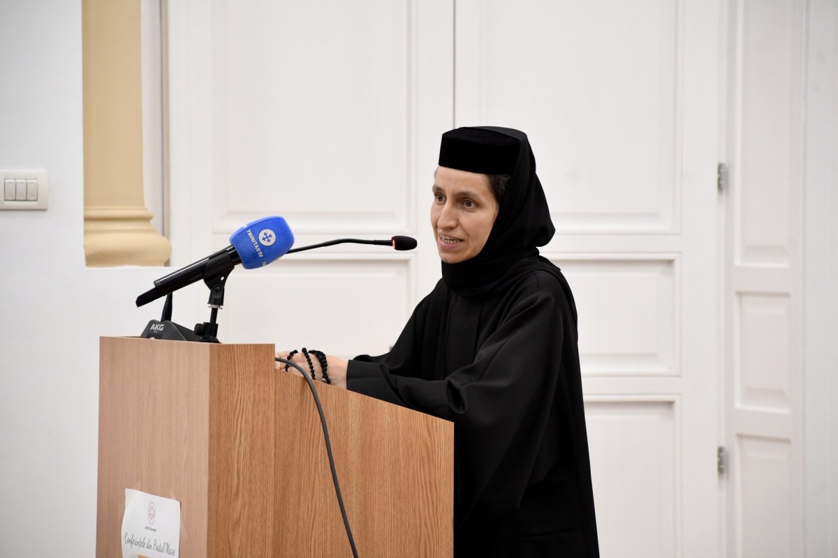 Stareța Mănăstirii Dragomirna la o conferință ASCOR 293851