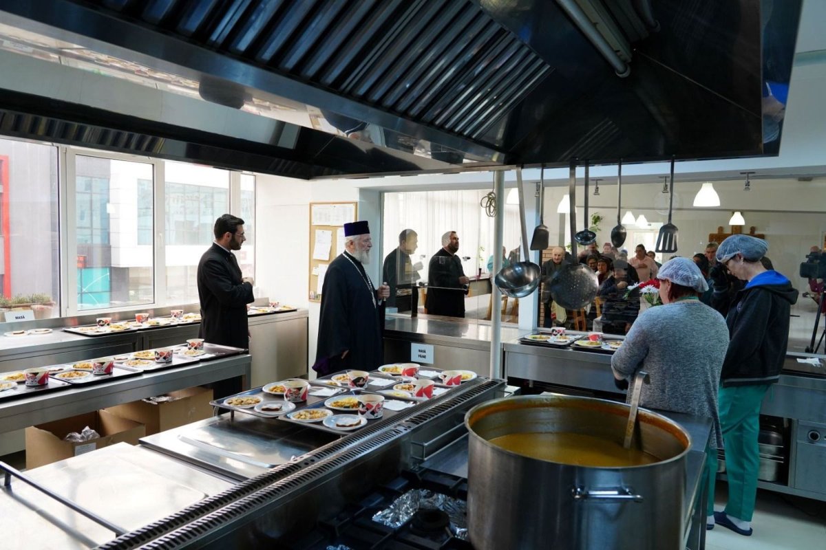 IPS Mitropolit Nifon a vizitat două instituții filantropice din Târgoviște 293992