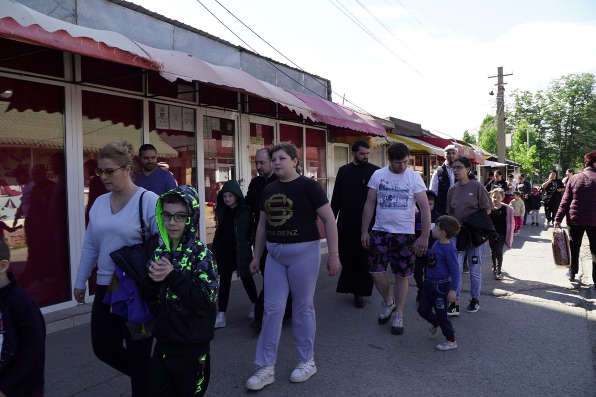 Programul social‑filantropic „Ne înnoim de Sfintele Paşti” continuă 293945