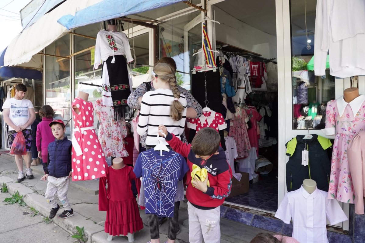 Programul social‑filantropic „Ne înnoim de Sfintele Paşti” continuă 293949