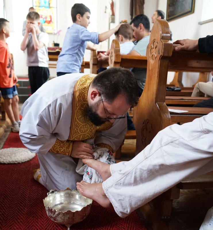 Rânduiala spălării picioarelor într-o parohie românească din Austria 294083