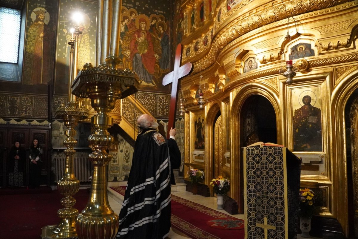 Denia celor 12 Evanghelii la Catedrala Arhiepiscopală din Galaţi 294221