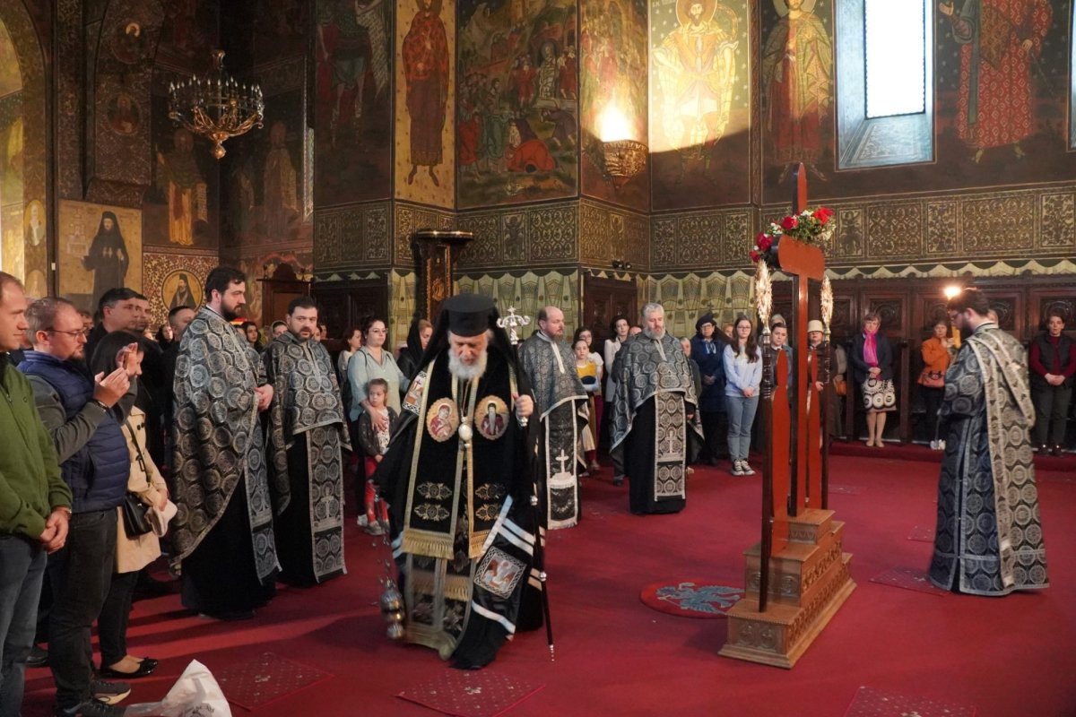 Denia celor 12 Evanghelii la Catedrala Arhiepiscopală din Galaţi 294222