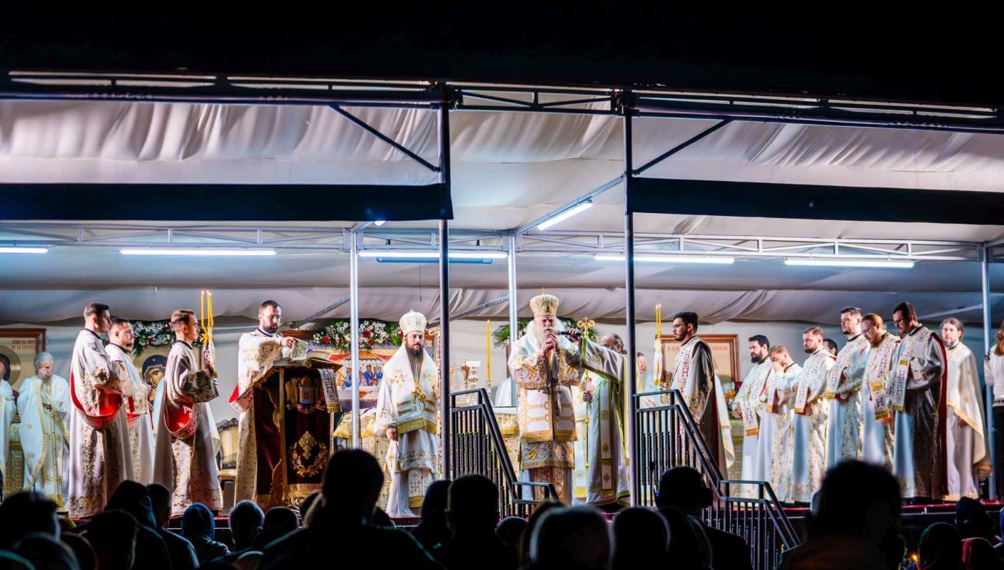 Sucevenii binecuvântați de ierarhii lor de Învierea Domnului 294710