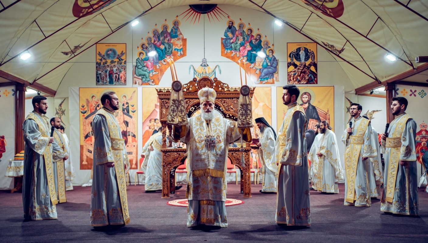 Sute de romașcani au luat lumina pascală de la ierarhul lor 294709