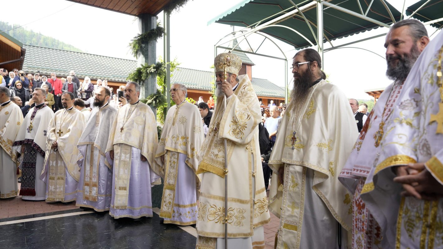 Slujiri arhiereşti în comunităţi braşovene de Sfintele Paşti 294764