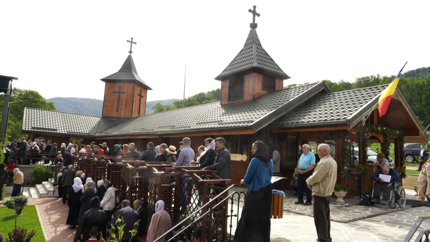 Slujiri arhiereşti în comunităţi braşovene de Sfintele Paşti 294765