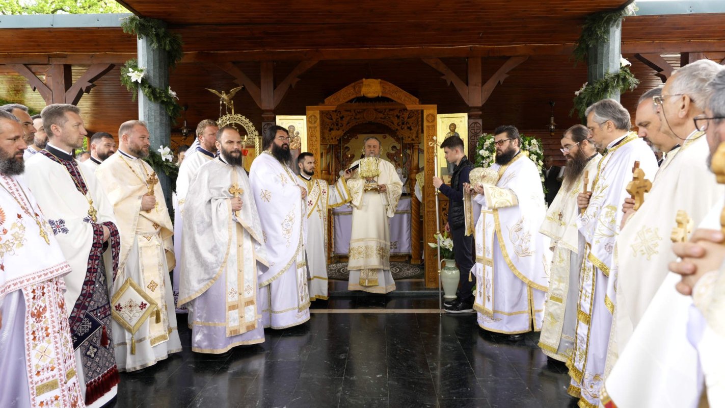 Slujiri arhiereşti în comunităţi braşovene de Sfintele Paşti 294768