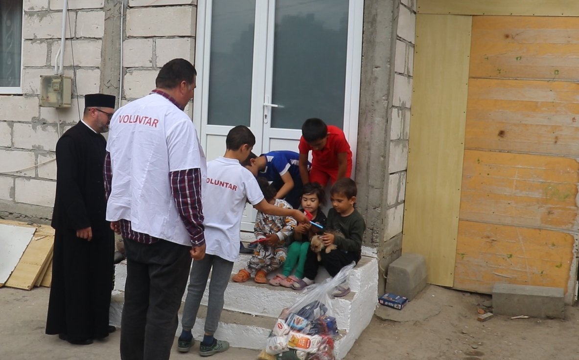 100 de familii nevoiașe din Prahova au primit daruri de Paști 294925