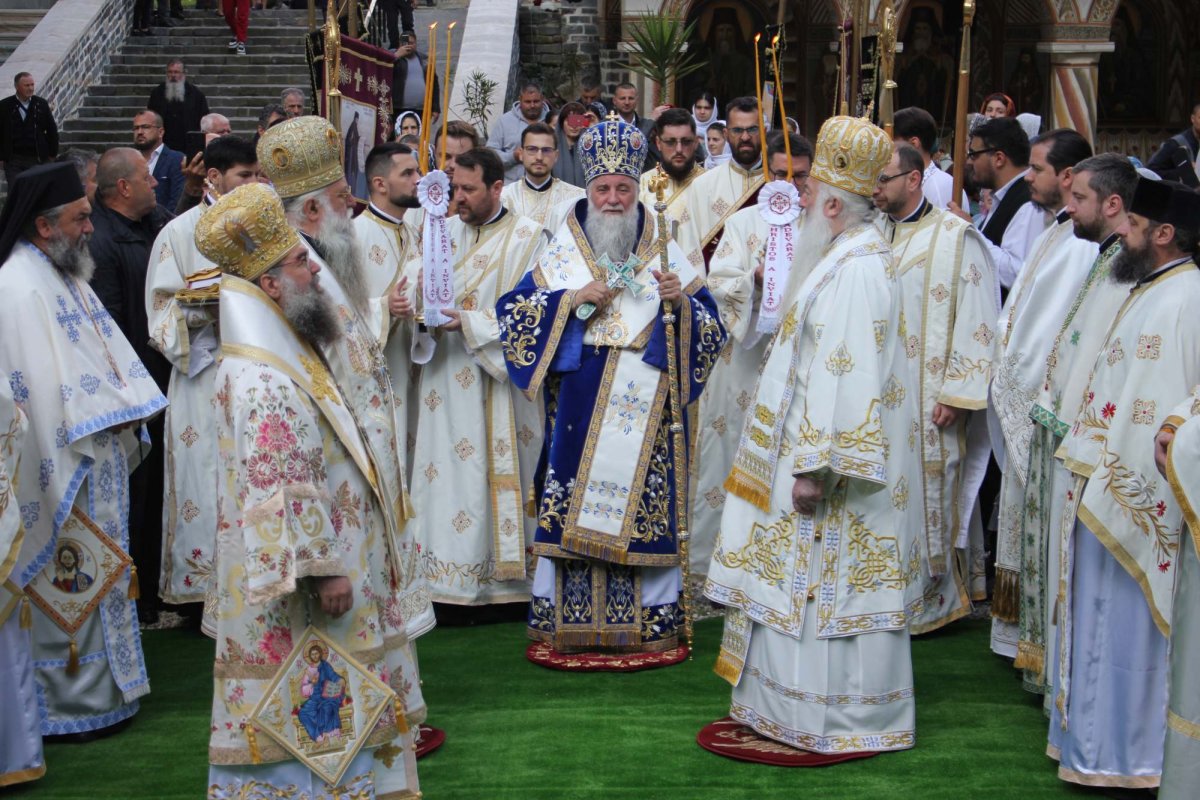 Sărbătoare luminoasă la Mănăstirea Lainici din Gorj 294917