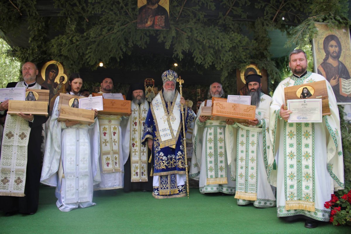 Sărbătoare luminoasă la Mănăstirea Lainici din Gorj 294918