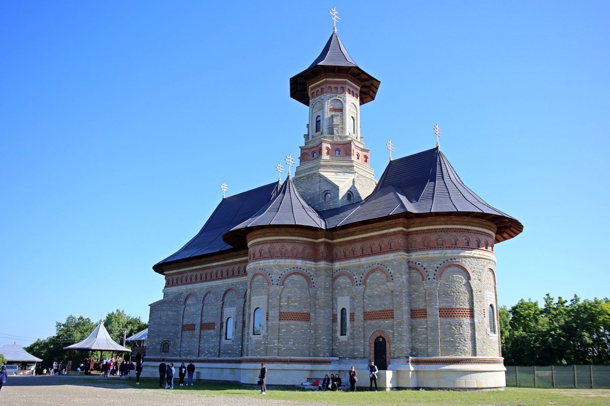 Doi mitropoliți la hramul Mănăstirii Sângeap-Basaraba 295073