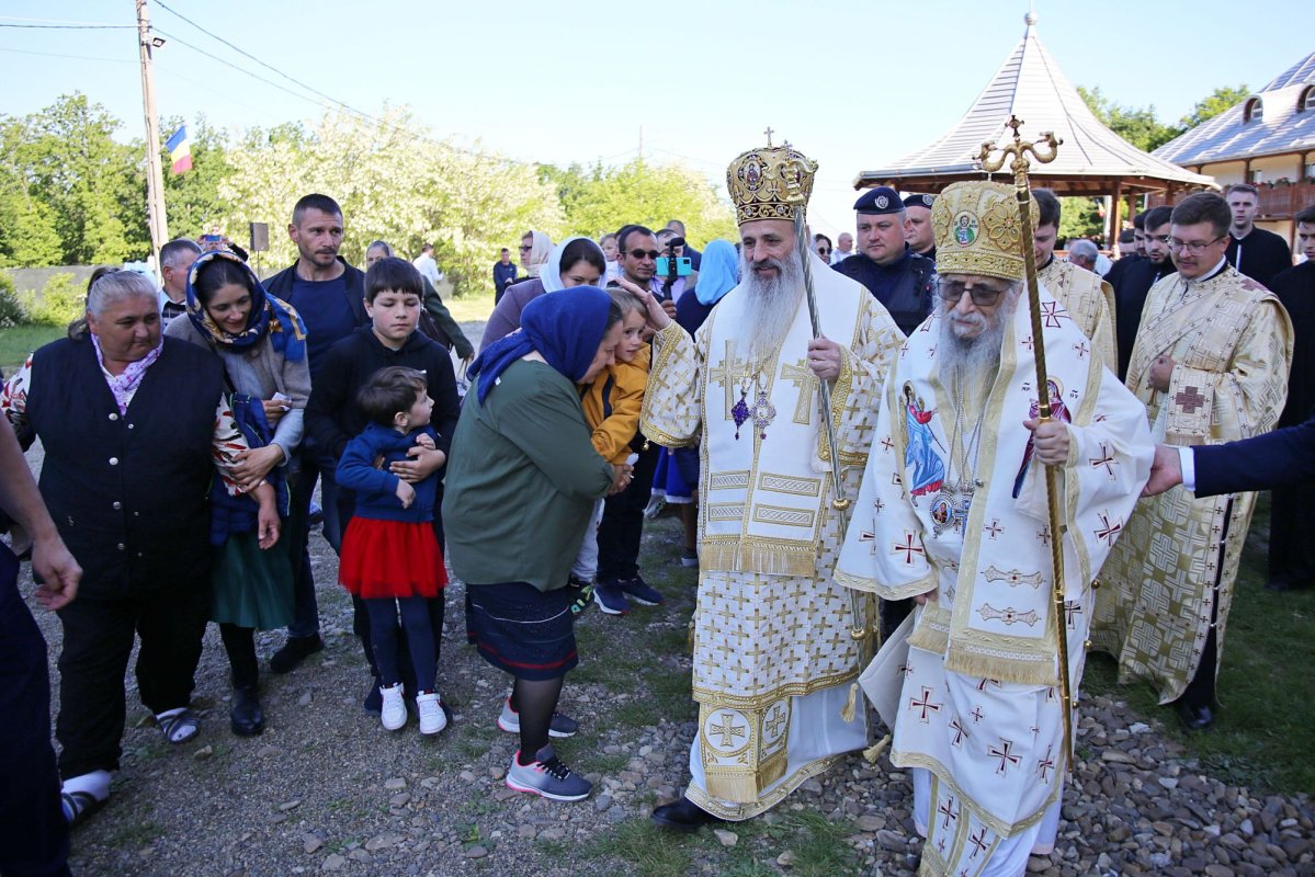 Doi mitropoliți la hramul Mănăstirii Sângeap-Basaraba 295075