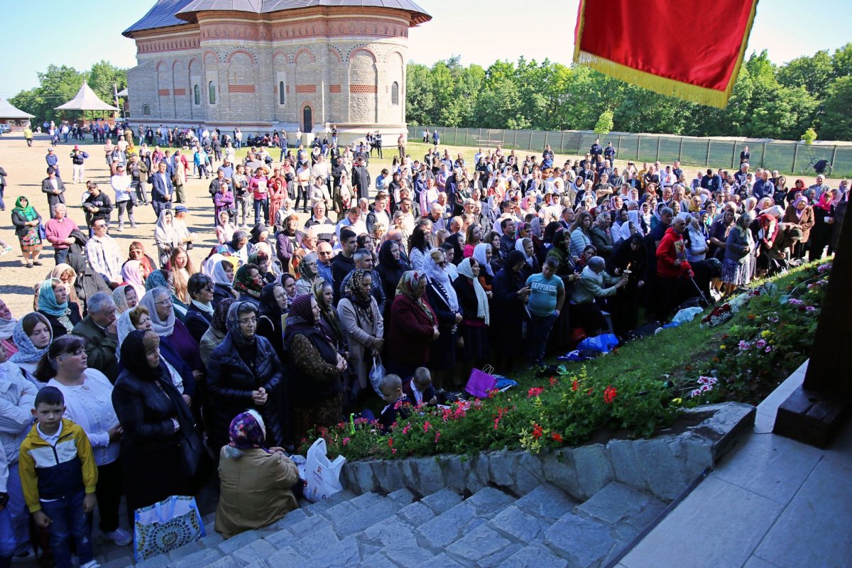 Doi mitropoliți la hramul Mănăstirii Sângeap-Basaraba 295077