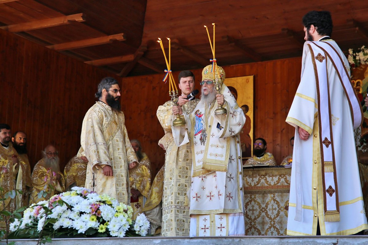 Doi mitropoliți la hramul Mănăstirii Sângeap-Basaraba 295079