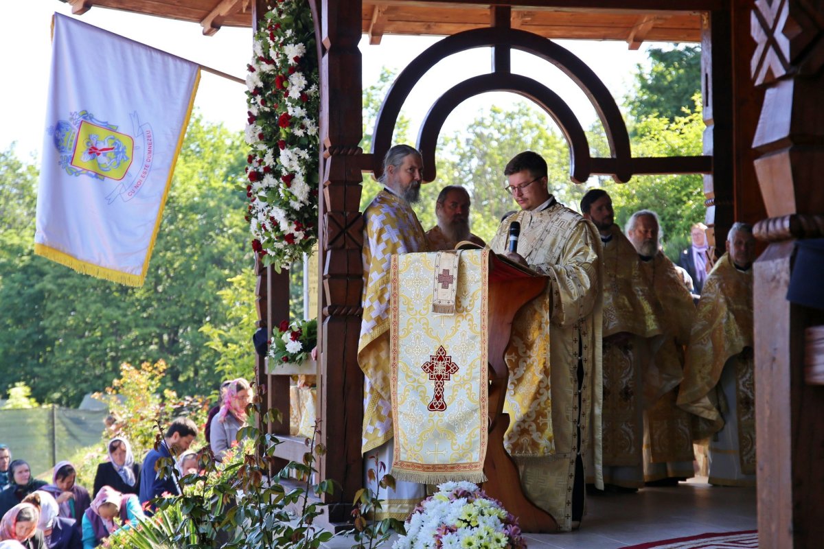 Doi mitropoliți la hramul Mănăstirii Sângeap-Basaraba 295080