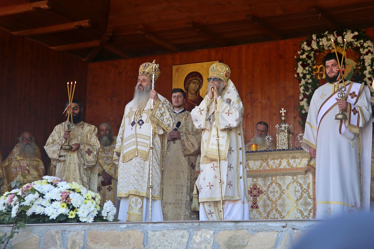 Doi mitropoliți la hramul Mănăstirii Sângeap-Basaraba 295081