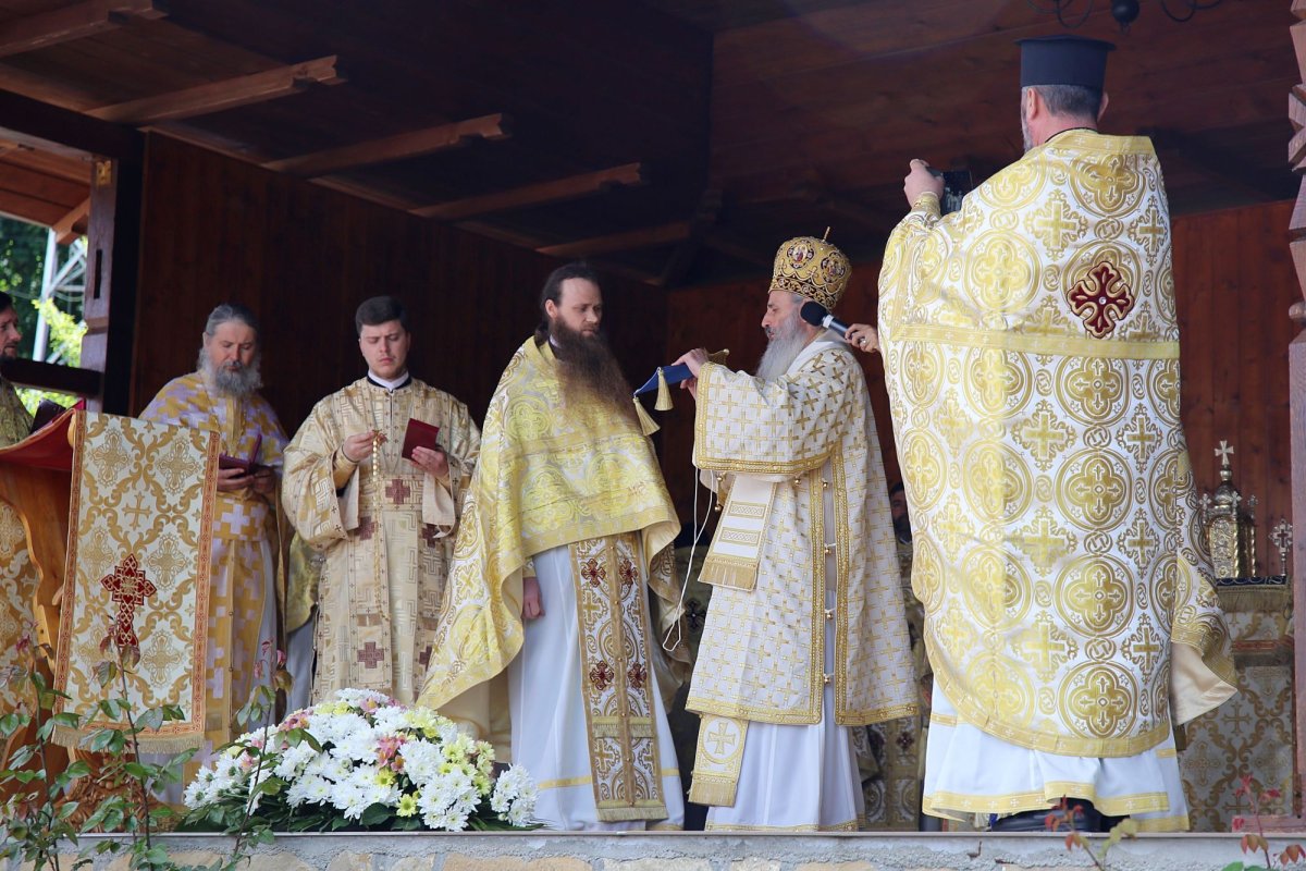 Doi mitropoliți la hramul Mănăstirii Sângeap-Basaraba 295084