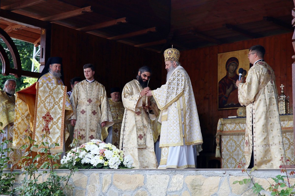 Doi mitropoliți la hramul Mănăstirii Sângeap-Basaraba 295085