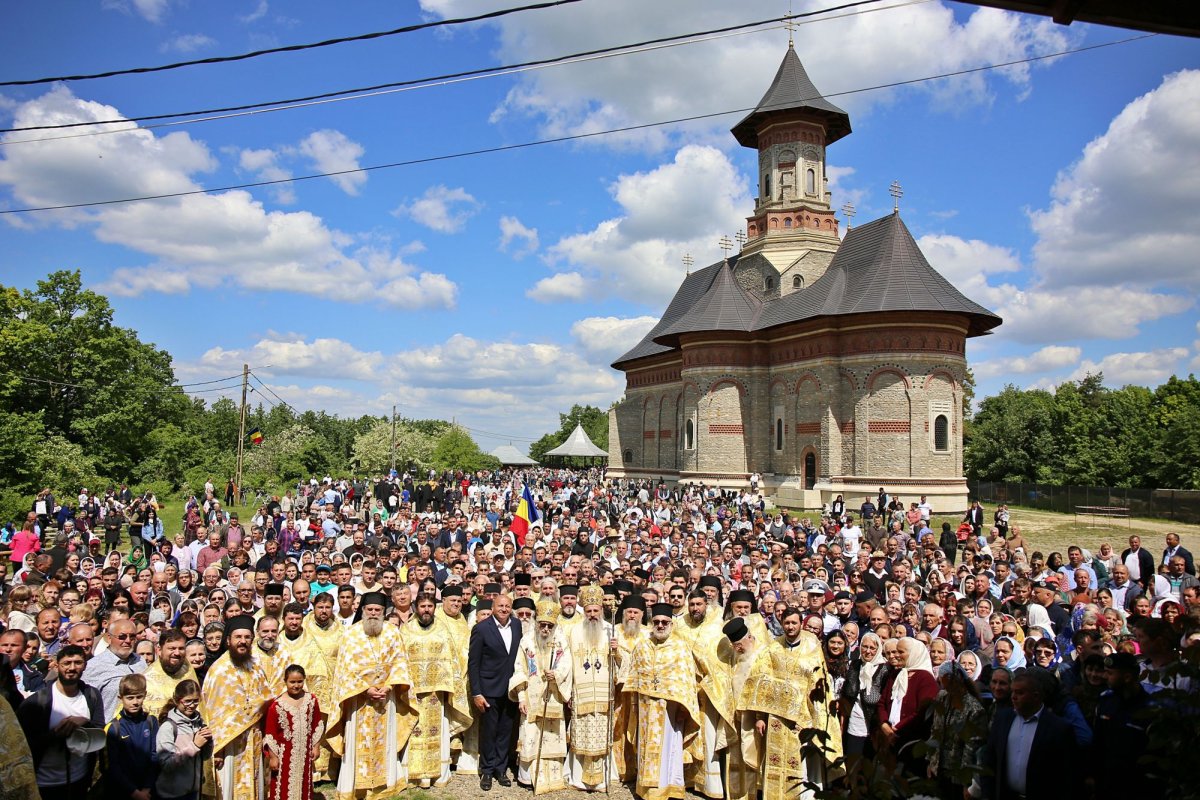 Doi mitropoliți la hramul Mănăstirii Sângeap-Basaraba 295088