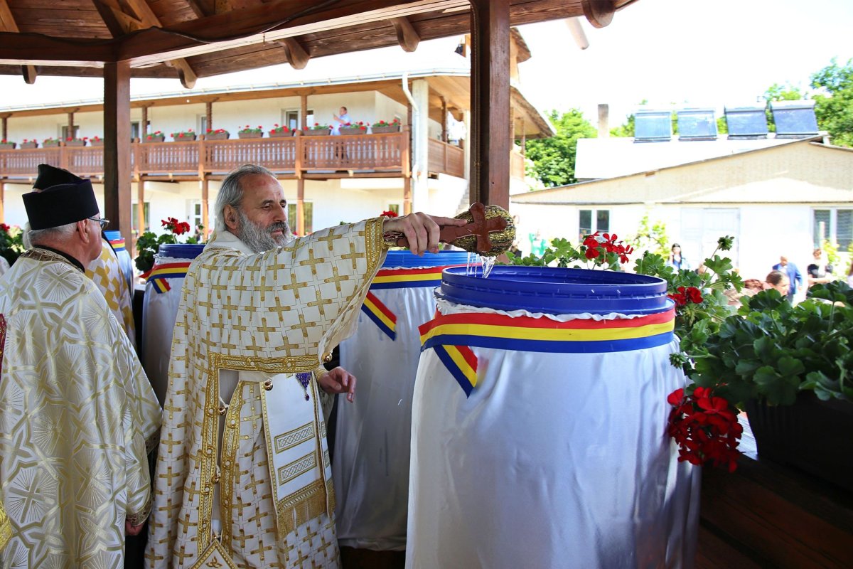 Doi mitropoliți la hramul Mănăstirii Sângeap-Basaraba 295091