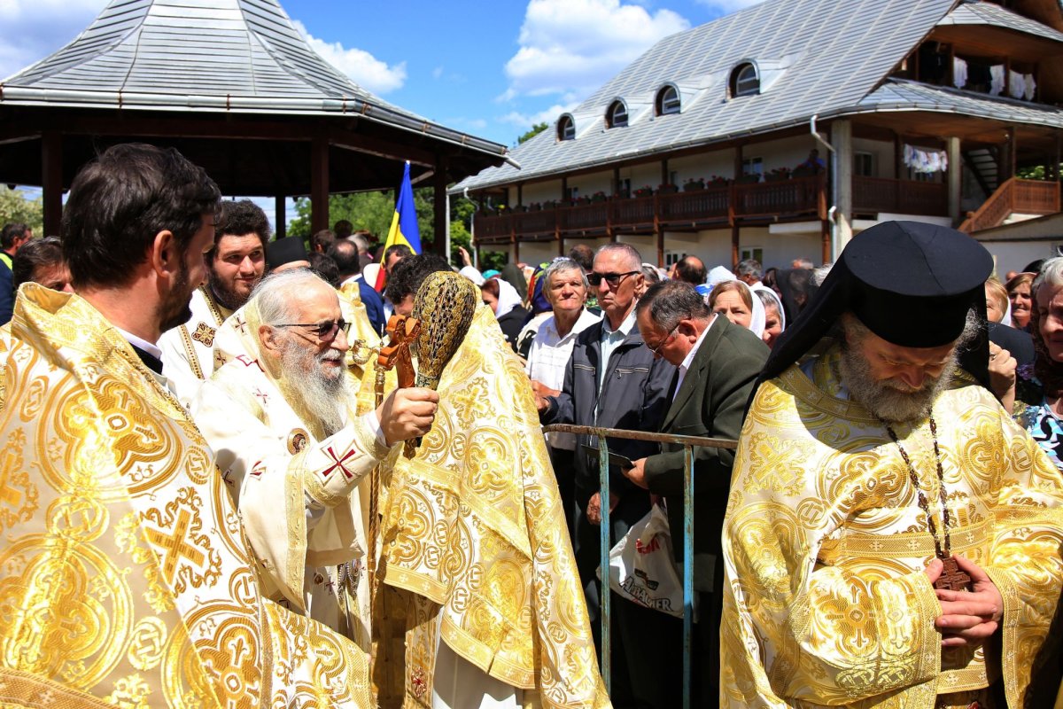 Doi mitropoliți la hramul Mănăstirii Sângeap-Basaraba 295092