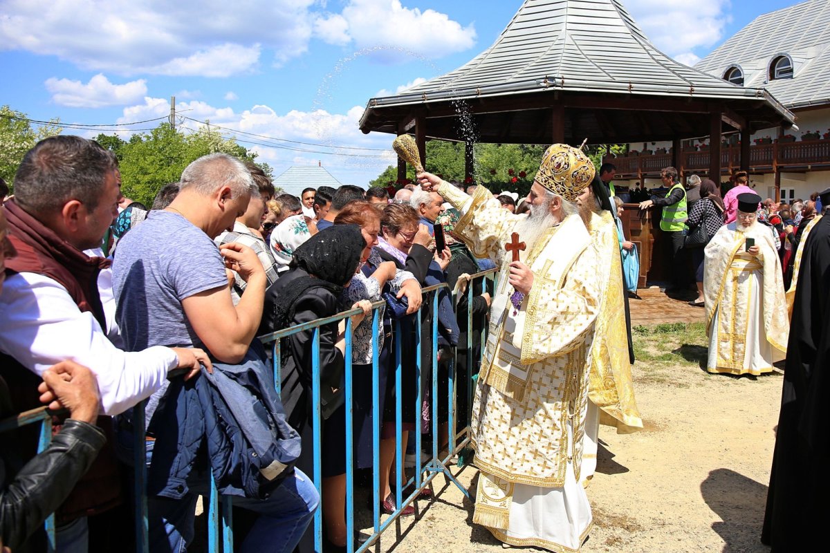 Doi mitropoliți la hramul Mănăstirii Sângeap-Basaraba 295093