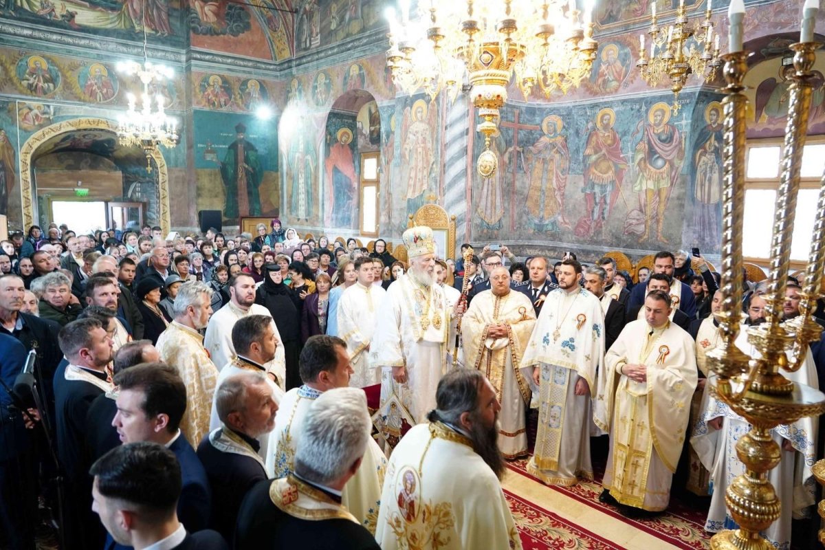 Hramul Mănăstirii Nucet din Arhiepiscopia Târgoviștei 295096