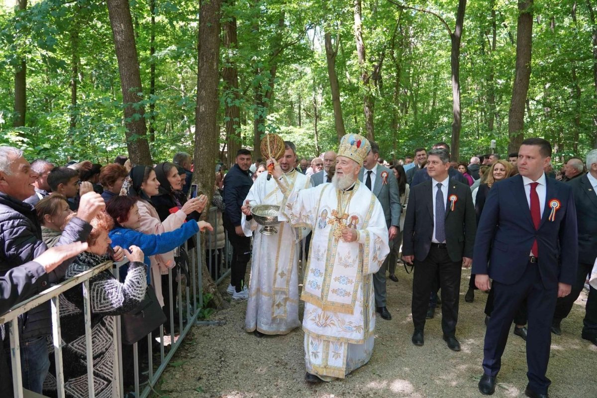 Hramul Mănăstirii Nucet din Arhiepiscopia Târgoviștei 295097