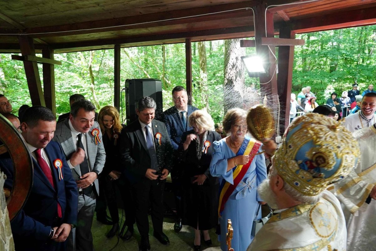 Hramul Mănăstirii Nucet din Arhiepiscopia Târgoviștei 295100