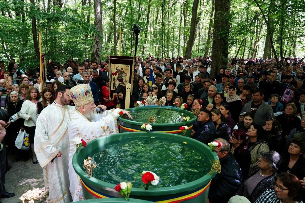 Hramul Mănăstirii Nucet din Arhiepiscopia Târgoviștei 295101