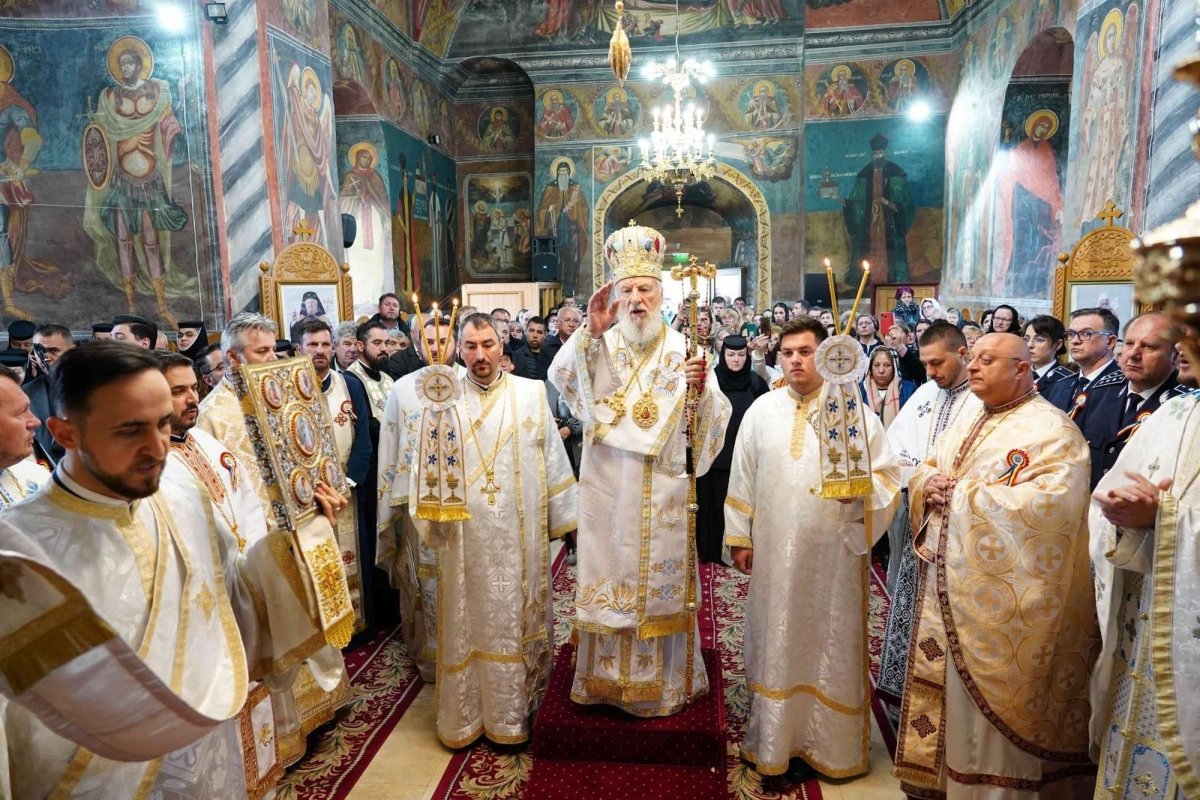 Hramul Mănăstirii Nucet din Arhiepiscopia Târgoviștei 295102