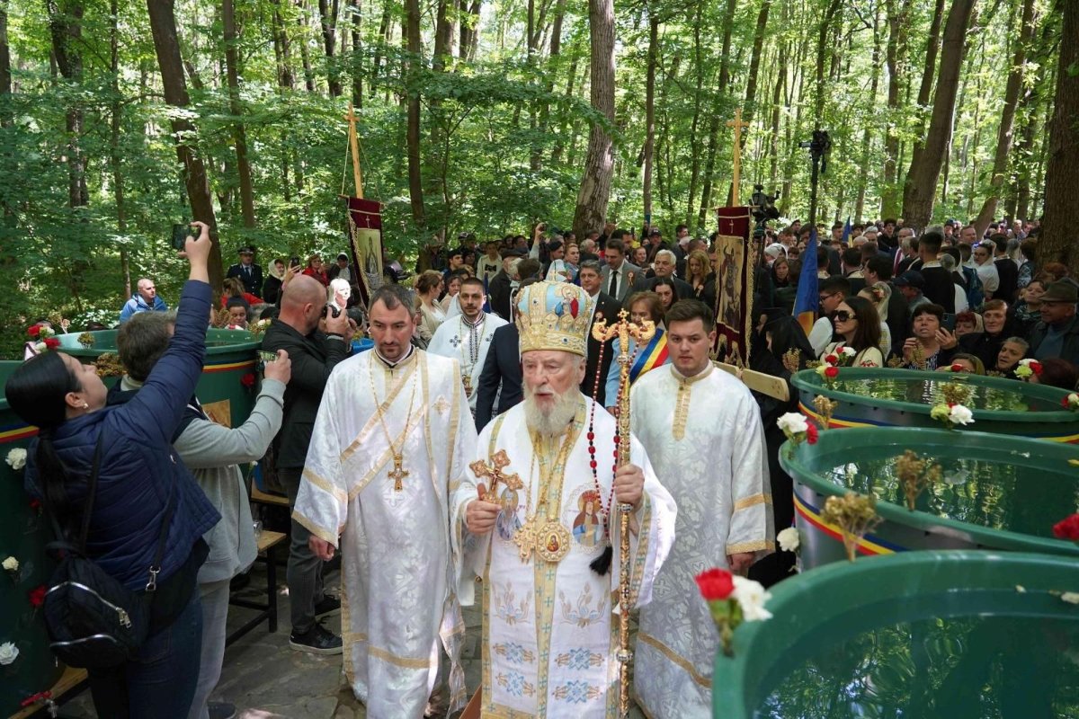 Hramul Mănăstirii Nucet din Arhiepiscopia Târgoviștei 295103