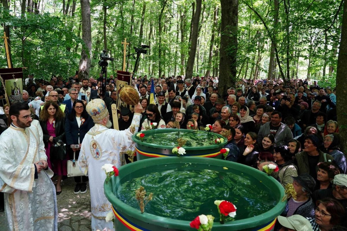 Hramul Mănăstirii Nucet din Arhiepiscopia Târgoviștei 295105