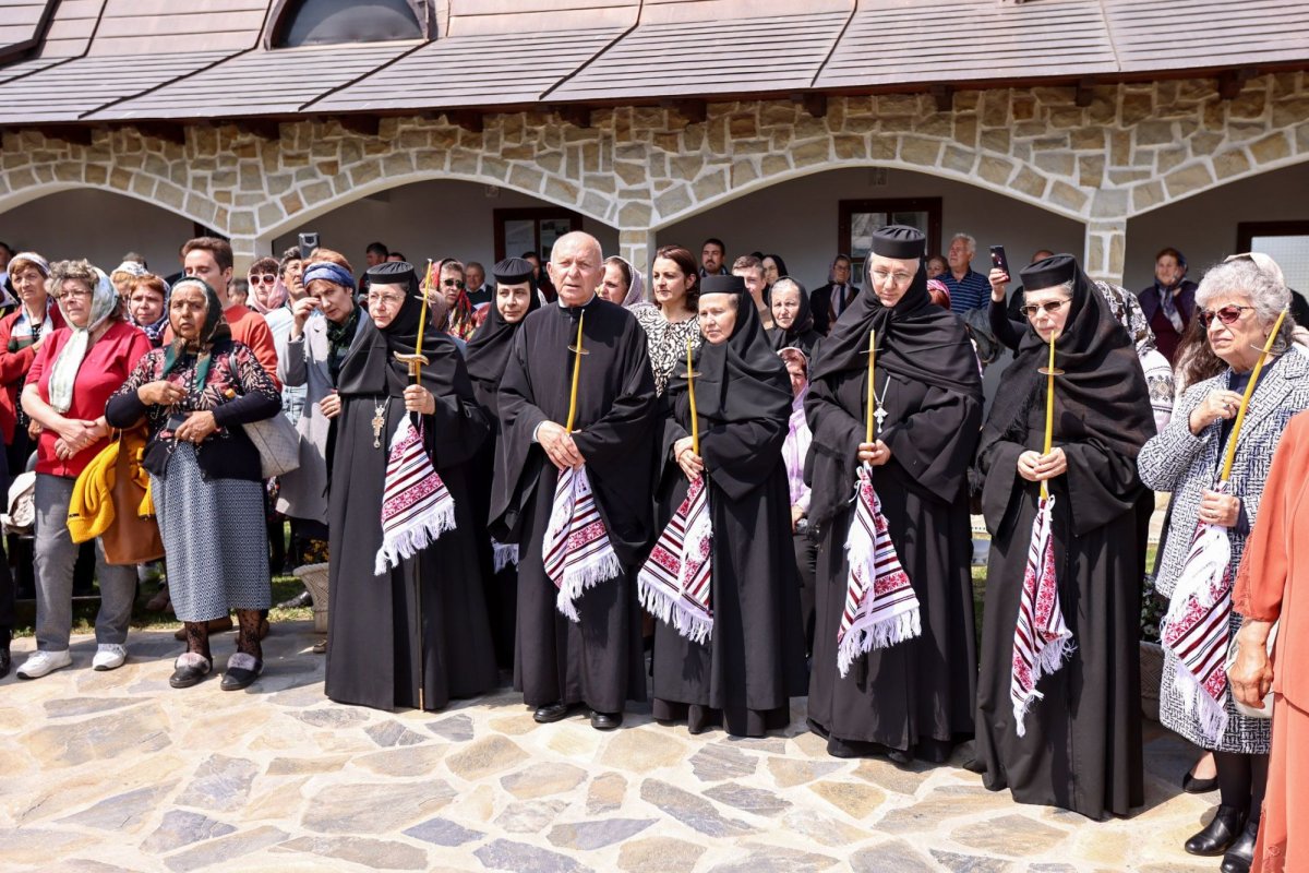 Izvorul Tămăduirii prăznuit la Mănăstirea Trotușanu 295171